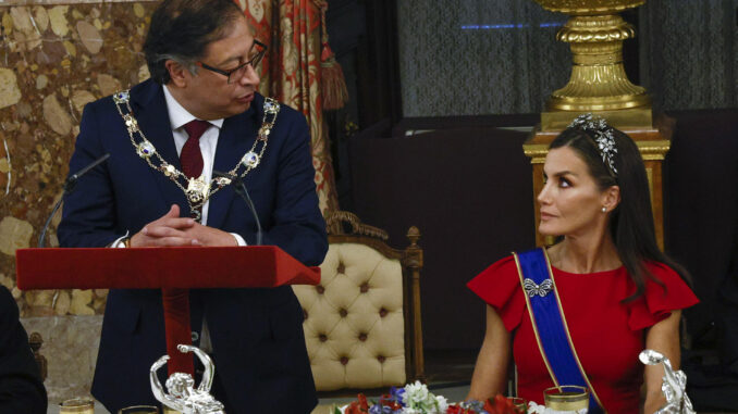 El presidente de Colombia Gustavo Petro y la reina Letizia durante la cena de gala que los monarcas españoles ofrecen al mandatario colombiano hoy miércoles en el Palacio Real, en Madrid. EFE/CHEMA MOYA POOL
