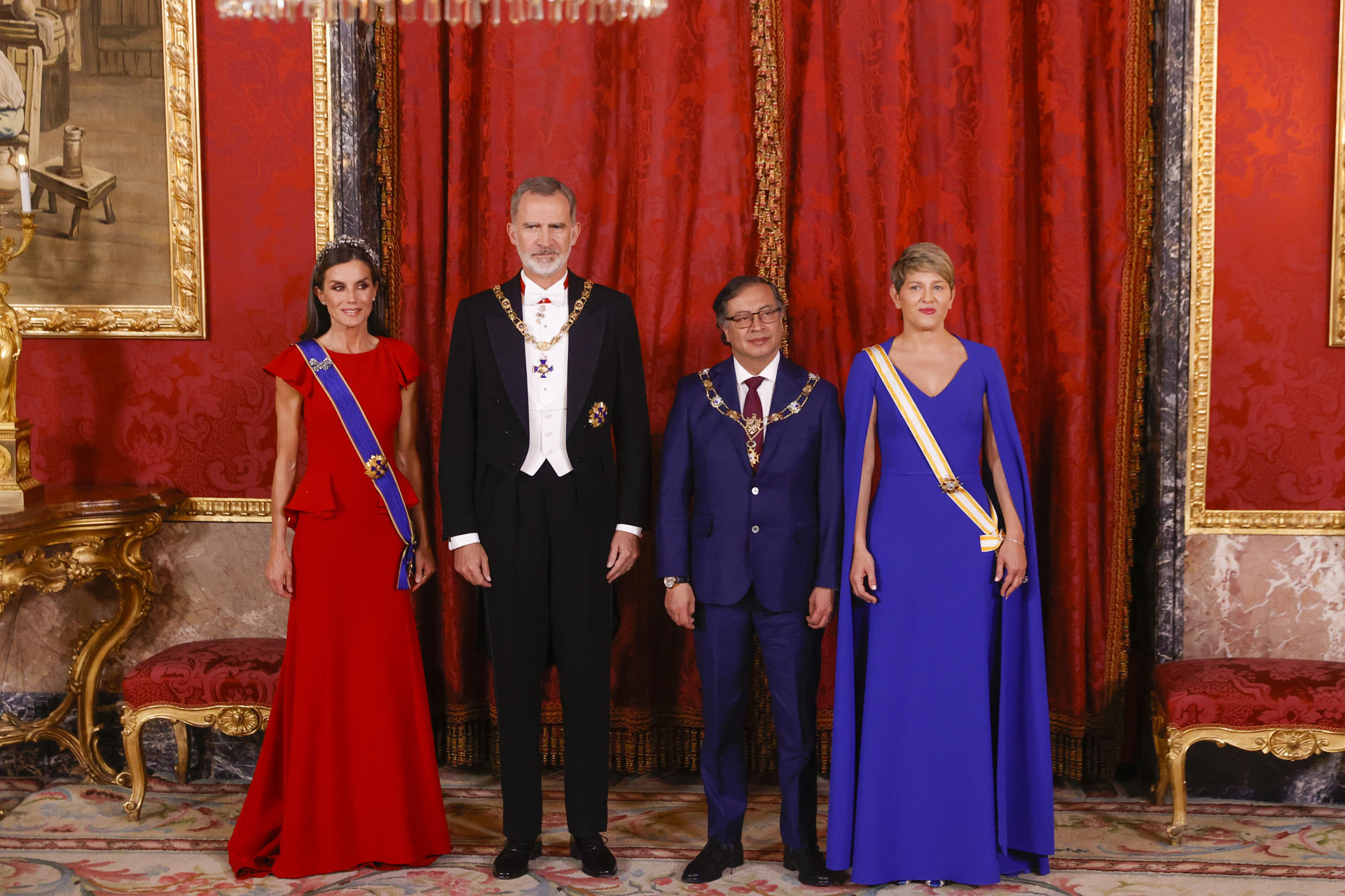 Los reyes de España, Felipe VI y Letizia (i), posan con el presidente de Colombia, Gustavo Petro (2-d), y su esposa, Verónica Alcocer (d), a su llegada a la cena de gala que se celebra este miércoles en el Palacio Real, en Madrid. EFE/Jauanjo Martín
