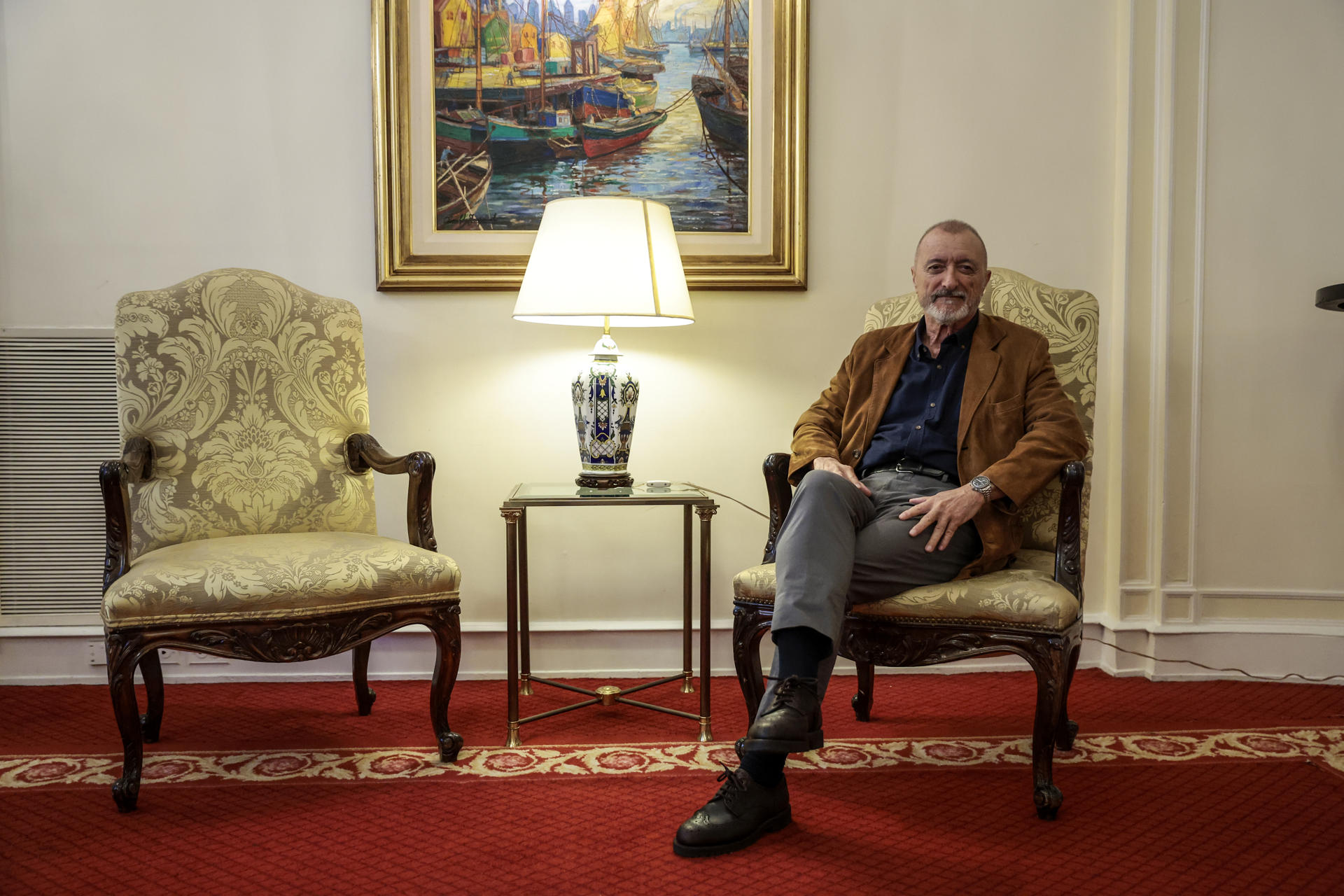 El escritor Arturo Pérez-Reverte posa durante una entrevista con EFE en Buenos Aires (Argentina). EFE/ Juan Ignacio Roncoroni
