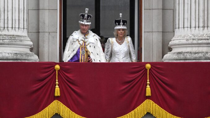 Los recién coronados reyes Carlos III y Camila, en el balcón del palacio de Buckingham saludando a las multitudes que se han acercado este sábado a The Mall tras la ceremonia de coronación. EFE/ Neil Hall
