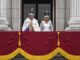 Los recién coronados reyes Carlos III y Camila, en el balcón del palacio de Buckingham saludando a las multitudes que se han acercado este sábado a The Mall tras la ceremonia de coronación. EFE/ Neil Hall