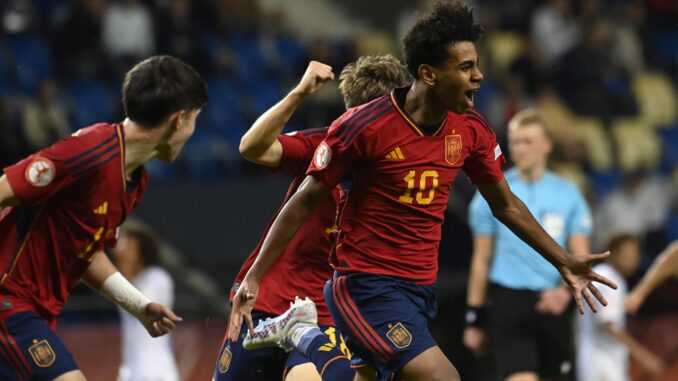 Lamine Yamal de España celebra marcar un gol durante el partido de fútbol semifinal de la Copa Mundial Sub-17 de la UEFA entre España y Francia en Felcsut, Hungría.EFE/EPA/Tamas Kovacs HUNGRÍA FUERA
