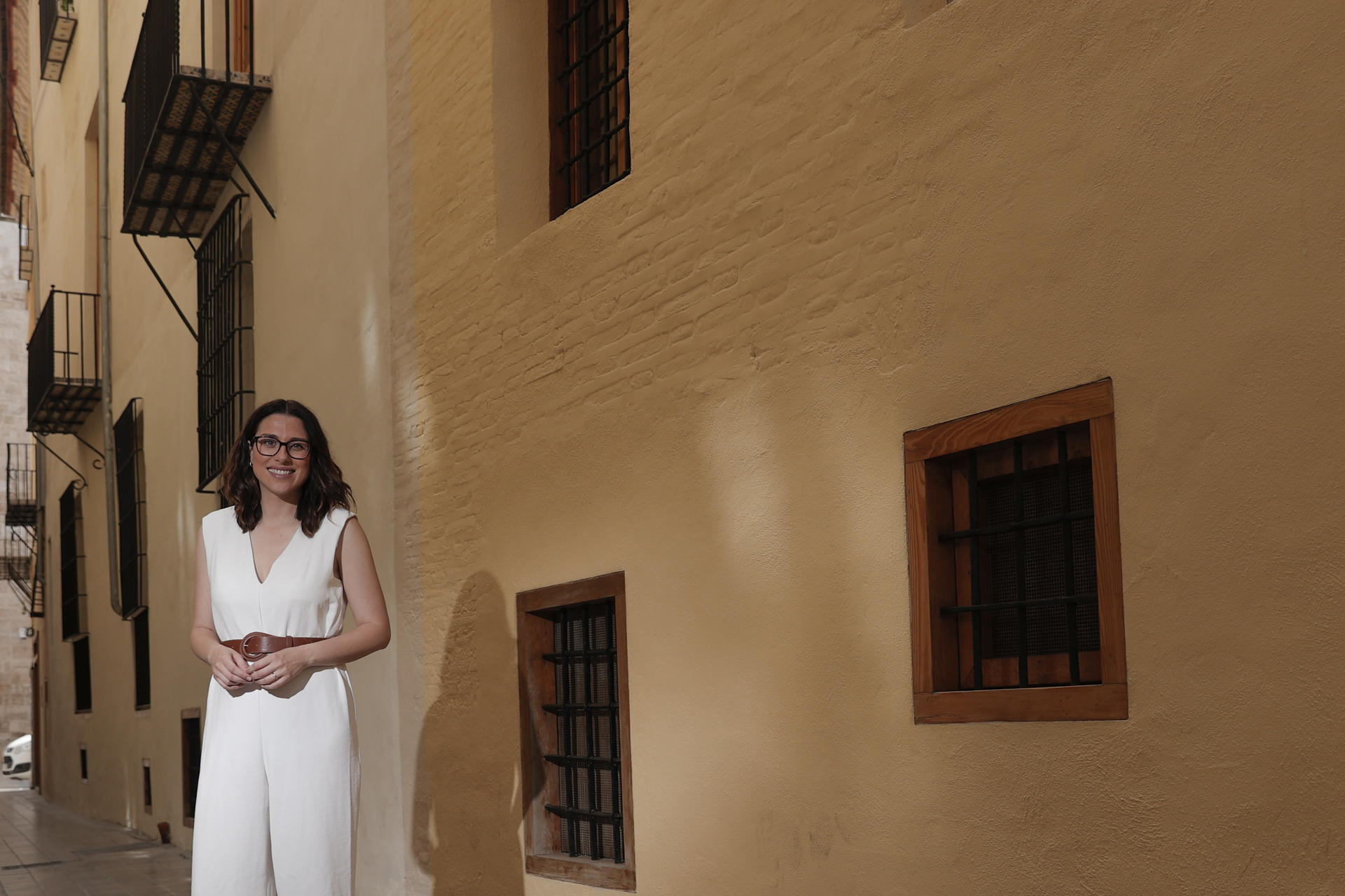 La vicepresidenta del Consell de la Generalitat, Aitana Mas, cabeza de lista de Compromís a Les Corts por Alicante, cuyo segundo hijo nacerá en octubre, que comparte embarazo en campaña electoral con la candidata del PP a la alcaldía de València, María José Catalá, y reivindican durante la entrevista con EFE que estar embarazada no es una enfermedad, sino una circunstancia feliz e ilusionante que, aunque coincida con la campaña electoral, se puede compaginar. EFE/Manuel Bruque
