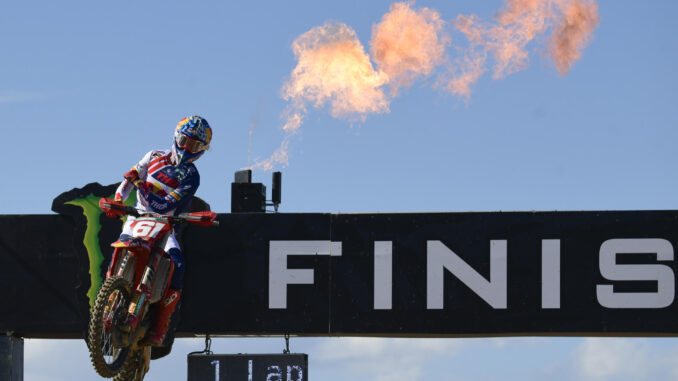 El piloto Jorge Prado compite durante el MXGP del Gran Premio de España de Motocross, en el circuito de Arroyomolinos (Madrid). EFE/ Víctor Lerena
