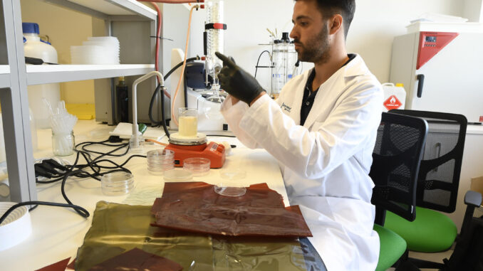 El investigador José Ángel Moro, responsable del proyecto Agarene, trabaja en el desarrollo de un bioplástico en las instalaciones de la empresa Beyond Seeds, en Almería. Agarene es el nombre comercial con el que el grupo ‘Beyond Seeds’ ha bautizado al Acetato de agarosa, un bioplástico que puede ser utilizado en estado líquido o sólido, en combinación con otros compuestos químicos o naturales, sin limitación en sus materias primas y totalmente reciclable. EFE / Carlos Barba
