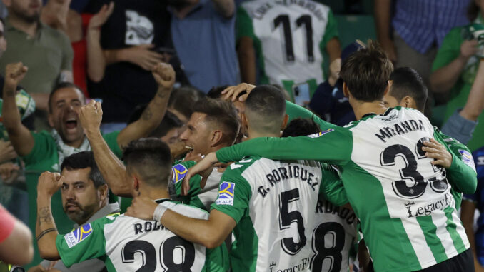 Los jugadores del Betis celebran el tercer gol del equipo bético durante el encuentro correspondiente a la jornada 34 de primera división que han disputado frente al Rayo Vallecano en el estadio Benito Villamarín de Sevilla. EFE/Julio Muñoz.
