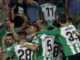 Los jugadores del Betis celebran el tercer gol del equipo bético durante el encuentro correspondiente a la jornada 34 de primera división que han disputado frente al Rayo Vallecano en el estadio Benito Villamarín de Sevilla. EFE/Julio Muñoz.