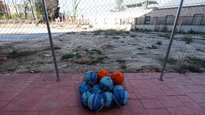 Varios balones de baloncesto dejados junto a lo que fue "La Nevera", la emblemática cancha de la cantera del Movistar Estudiantes que fue demolida tras derrumbarse el techo durante el temporal Filomena. EFE/ Javier Lizón
