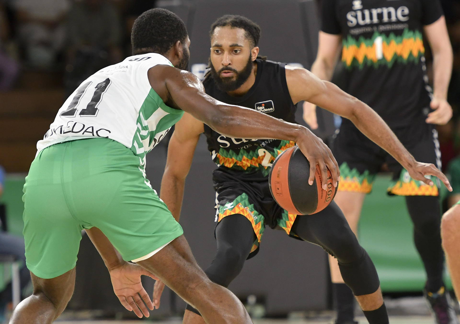 J. Pargo del Coosur Real Betis y A. Smith del Surne Bilbao, durante el partido de la jornada 31 de la liga Endesa disputado este sábado en el pabellón de San Pablo de Sevilla. EFE/ Raúl Caro.
