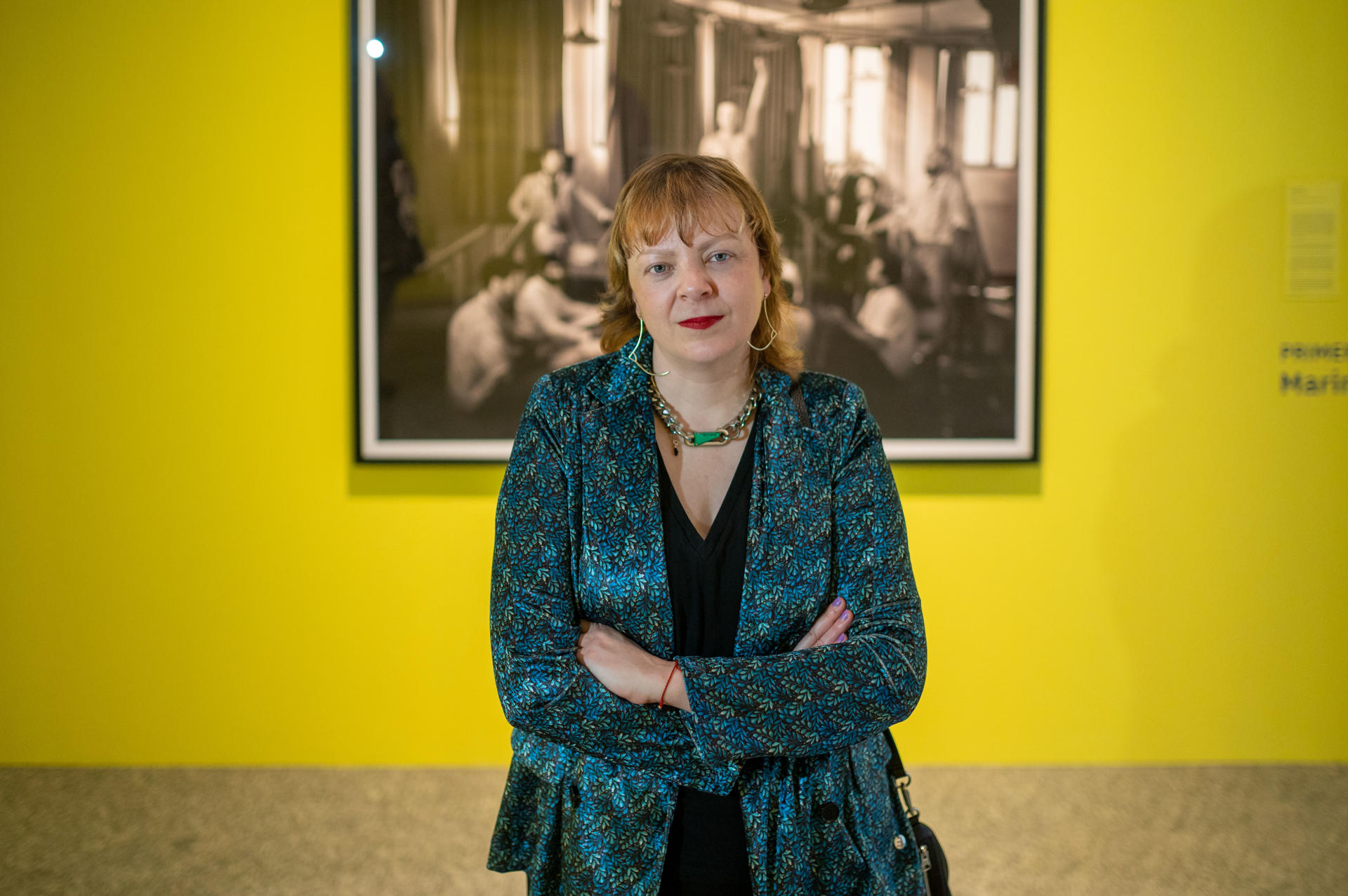 La artista Marina Vargas posa junto a su obra "Romper el canon" con la que ha ganado el primer premio de la XVI Edición del Premio de Fotografía Fundación ENAIRE, ese miércoles en el Real Jardín Botánico de Madrid. EFE/ Fernando Villar
