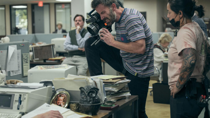 Fotografía cedida por Amazon Content Services que muestra al director Ben Affleck durante la grabación de una escena de su filme AIR. EFE/ Ana Carballosa/Cortesía Amazon Content Services
