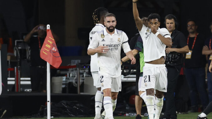 El atacante brasileño del Real Madrid Rodrygo Goes (d) celebra su gol durante la final de la Copa del Rey de fútbol entre  Real Madrid y Osasuna que disputaron en el estadio de La Cartuja, en Sevilla. EFE/ Julio Munoz
