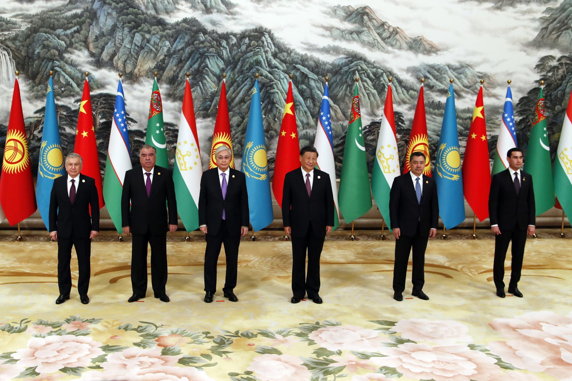 El presidente chino, Xi Jinping, junto a los dirigentes de Kazajistán, Kirguistán, Tayikistán, Turkmenistán y Uzbekistán durante la cumbre China-Asia Central. EFE/EPA/FLORENCE LO / POOL
