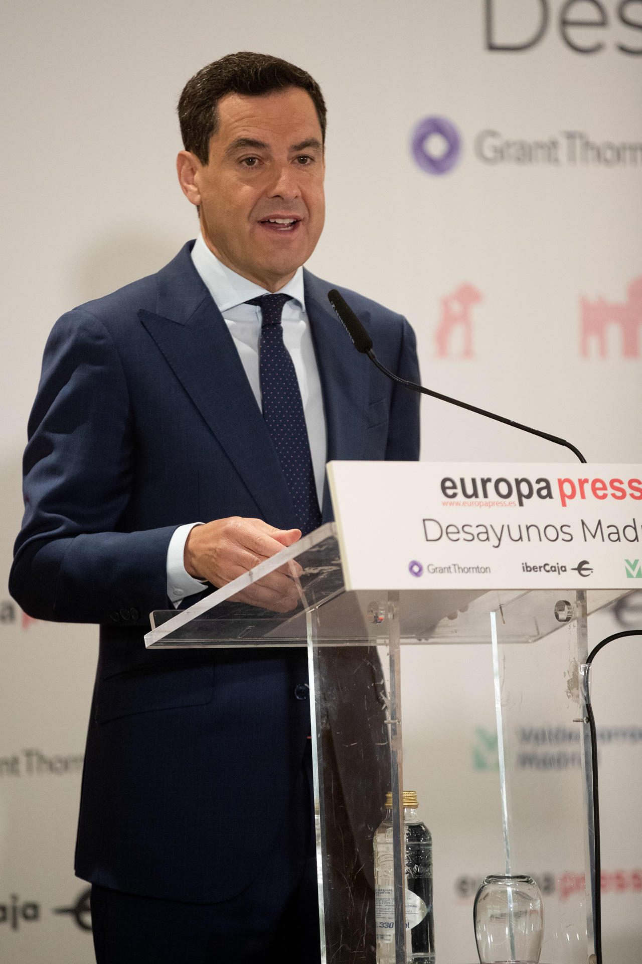 El presidente del PP de Andalucía y presidente de la Junta, Juanma Moreno, interviene durante un desayuno informativo que contó con la participación del alcalde de Madrid y candidato del PP a la reelección, José Luis Martínez Almeida, este miércoles en Madrid. EFE/ J.P. Gandul
