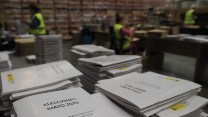 Manuales para miembros de mesas electorales en el centro logístico electoral de la Delegación del Gobierno de Madrid, este viernes en el polígono de La Garena de Alcalá de Henares. EFE/ Fernando Alvarado
