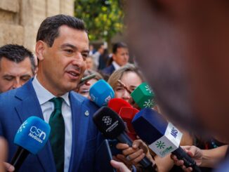 El presidente andaluz, Juanma Moreno, en declaraciones a los periodistas en el Parlamento autonómico donde se celebra la sesión plenaria. EFE/ Julio Muñoz