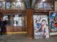 Un guardia de seguridad junto a carteles de la película india "Pathaan" en un cine de Dacca. EFE/EPA/MONIRUL ALAM