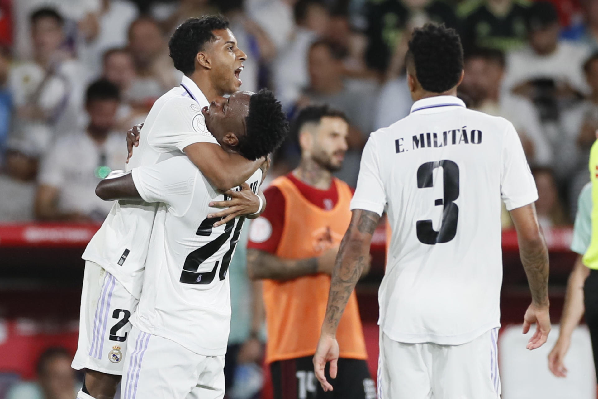 Los jugadores brasileños del Real Madrid, Vinicius Jr. (c) y Rodrygo (i), celebran el segundo gol del equipo madridista durante el encuentro correspondiente a la final de la Copa del Rey que disputaron frente a Osasuna en el estadio La Cartuja de Sevilla. EFE/José Manuel Vidal.
