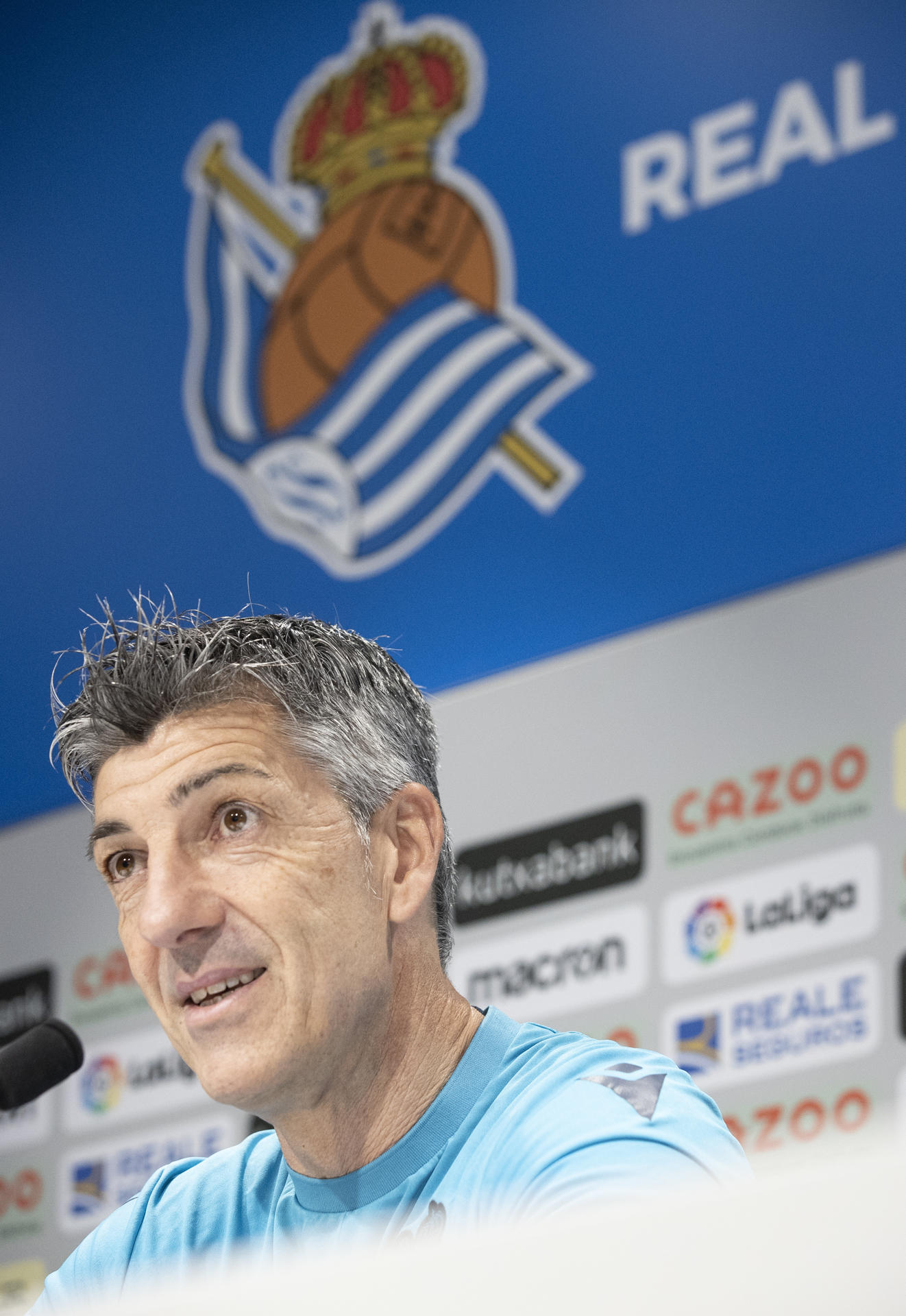 El entrenador de la Real Sociedad, Imanol Alguacil, durante la rueda de prensa que ha ofrecido en San Sebastián, previa al partido que su equipo disputará ante el Atlético de Madrid. EFE/Javier Etxezarreta
