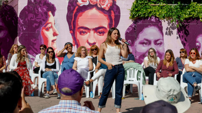 La ministra de Igualdad, Irene Montero,  da un discurso durante el acto 'Valentía y feminismo para transformar" celebrado este viernes en la localidad madrileña de Getafe. EFE/ J.J. Guillén
