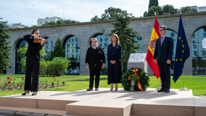 MADRID, 03/05/2023.- El ministro de la Presidencia, Relaciones con las Cortes y Memoria Democrática, Félix Bolaños (d), y la titular de Transportes, Movilidad y Agenda Urbana, Raquel Sánchez (c), participan en el acto homenaje a las víctimas españolas del nazismo, este miércoles en Madrid. EFE/ Fernando Villar
