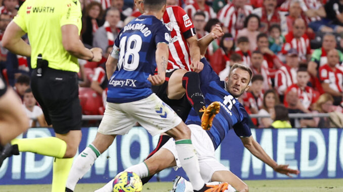 El defensa del Betis Germán Pezzella (d), durante el partido de la jornada 33 de LaLiga entre el Athletic Club y el Real Betis que disputaron en el estadio de San Mamés, en Bilbao. EFE/Miguel Toña
