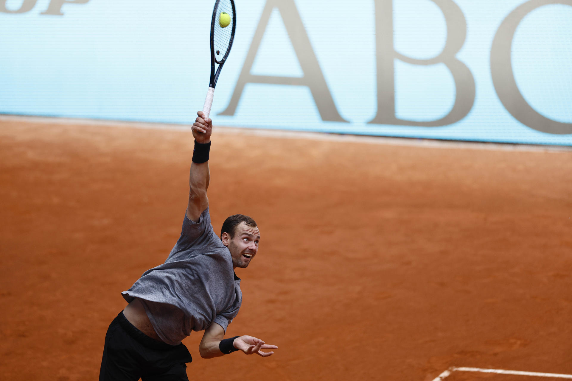 El tenista ruso Roman Safiullin devuelve al español Bernabé Zapata durante el partido de ronda de 32 del Mutua Madrid Open de tenis que se celebra en la Caja Mágica en Madrid. EFE/ Rodrigo Jimenez
