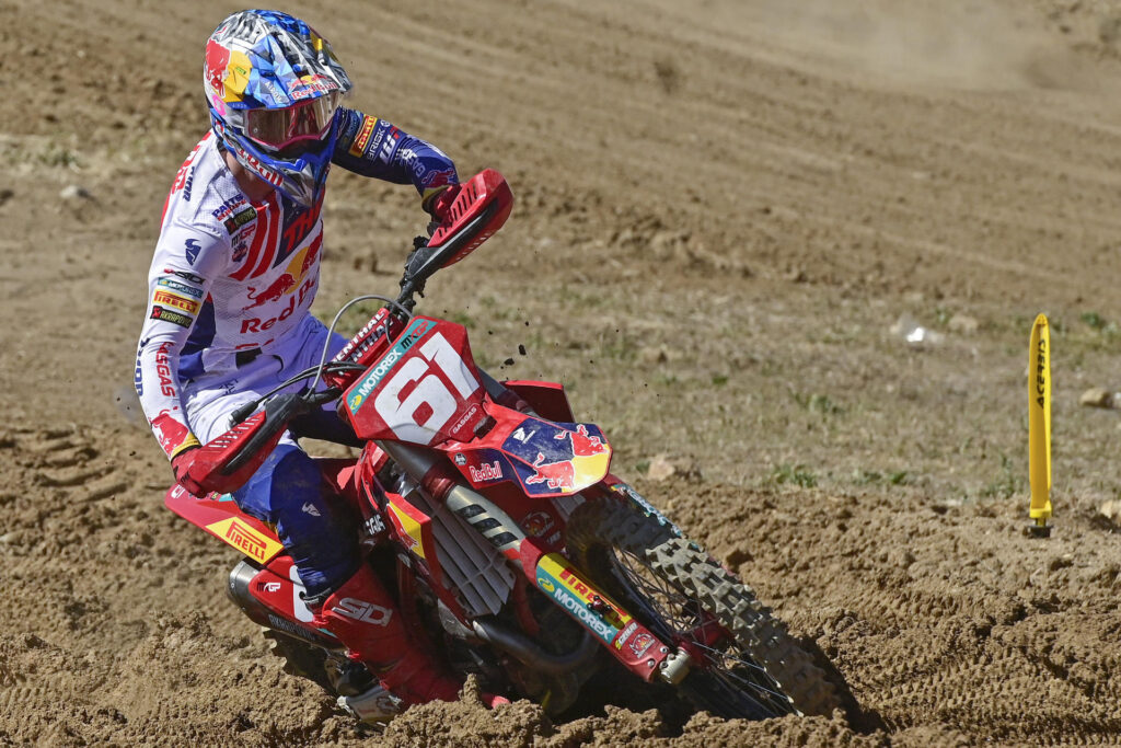 El piloto Jorge Prado compite durante el MXGP del Gran Premio de España de Motocross, en el circuito de Arroyomolinos (Madrid). EFE/ Víctor Lerena