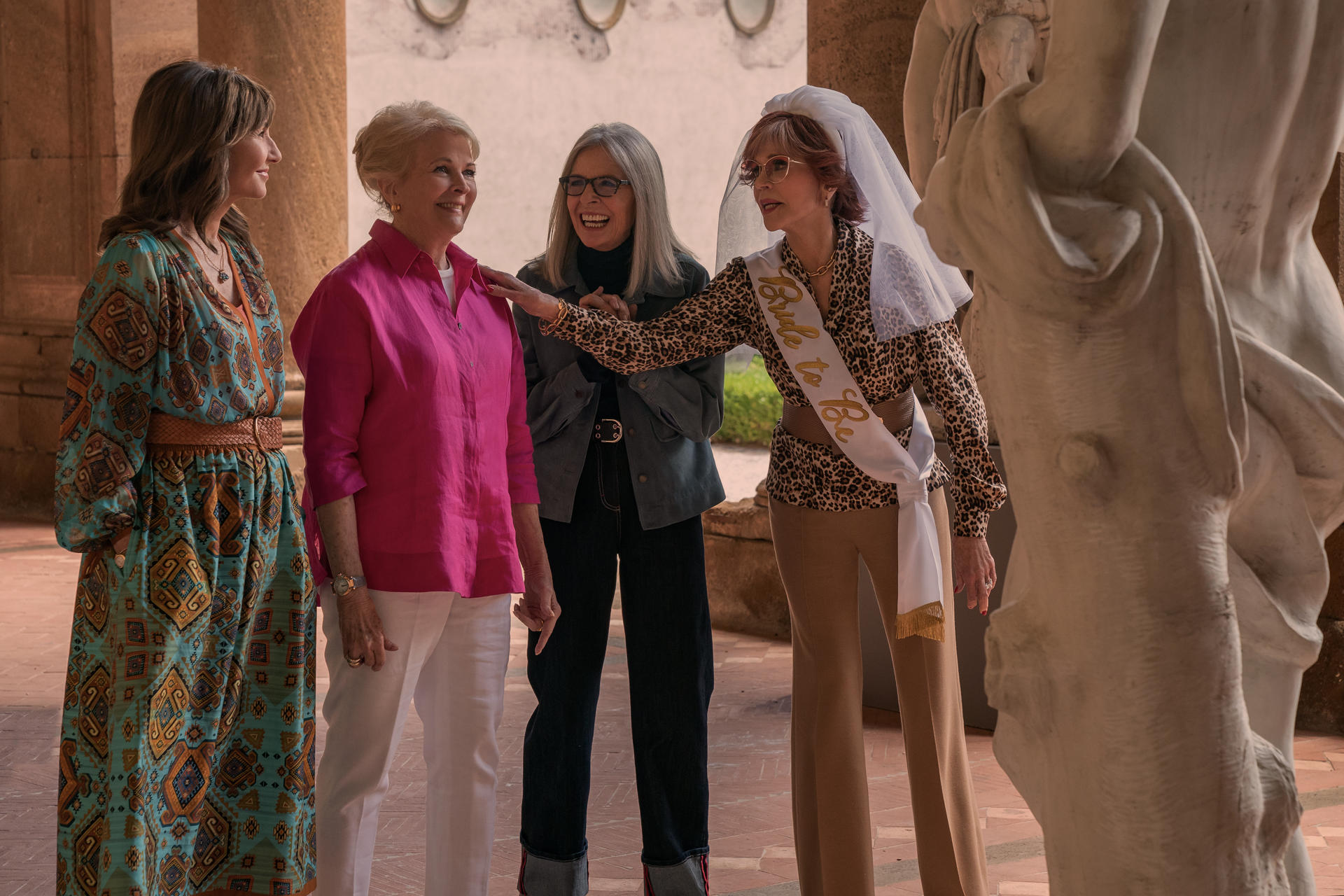 Las actrices Mary Steenburgen (i), Candice Bergen (2i), Diane Keaton (2d) y Jane Fonda (d), en una imagen de la de la comedia "Book Club - Ahora Italia", secuela de "Book Club", que recupera las andanzas de estas cuatro amigas talluditas cuyas vidas cambian tras leer "50 sombras de Grey" y que ahora viajan a Italia a buscar aventuras. EFE/Fifth Season LLC/ Riccardo Ghilardi -SOLO USO EDITORIAL/SOLO DISPONIBLE PARA ILUSTRAR LA NOTICIA QUE ACOMPAÑA (CRÉDITO OBLIGATORIO)-
