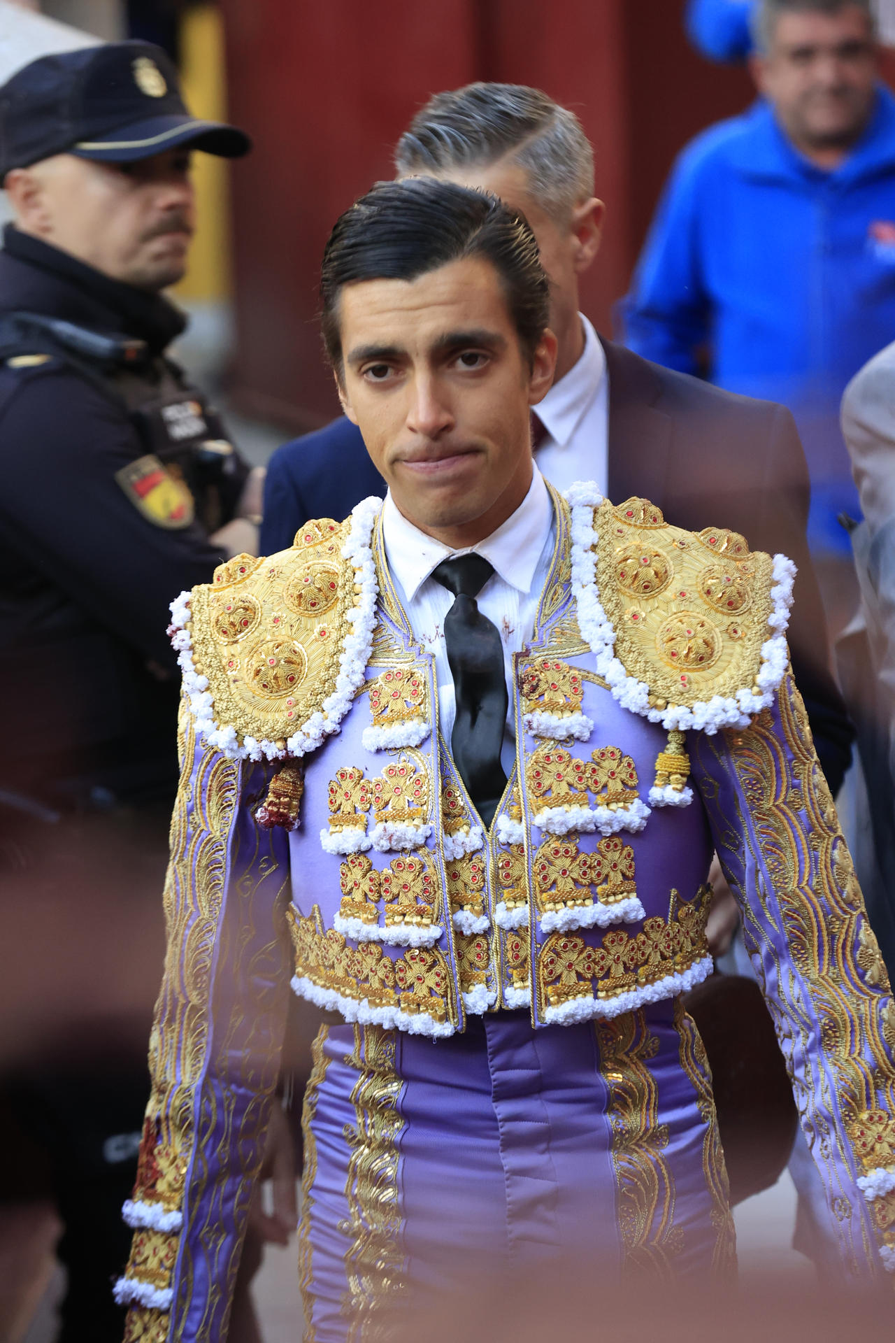 El diestro Ángel Téllez ya recuperado del percance con su primer toro, abandona la enfermería y sale a torear al cuarto del festejo de la Feria de San Isidro, este viernes en la Monumental de Las Ventas, en Madrid. EFE/ Zipi Aragon
