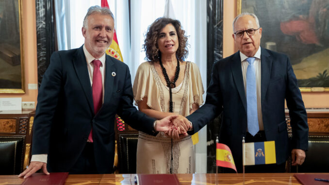 La ministra de Hacienda y Función Pública, María Jesús Montero, firma junto al presidente de Canarias, Ángel Víctor Torres (i), y el presidente del Cabildo de La Gomera, Casimiro Curbelo (d), un protocolo de colaboración para impulsar el plan estratégico 'Gomera 36', este miércoles en la sede del Ministerio. EFE/ J.P.Gandul
