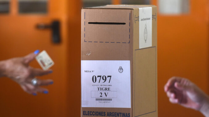 Fotografía de archivo de una urna de votación. EFE/Juan Ignacio Roncoroni

