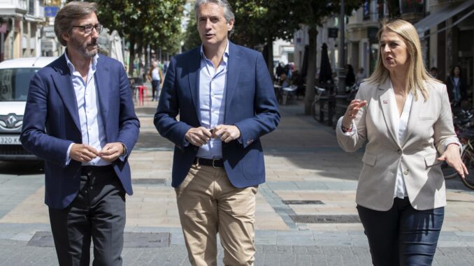 El coordinador del programa electoral del Partido Popular, Iñigo de la Serna (c), acompaña a los candidatos a diputado general de Álava, Iñaki Oyarzábal (i), y a alcaldesa de Vitoria, Ainhoa Domaica (d), en un acto celebrado este lunes en Vitoria. EFE/David Aguilar
