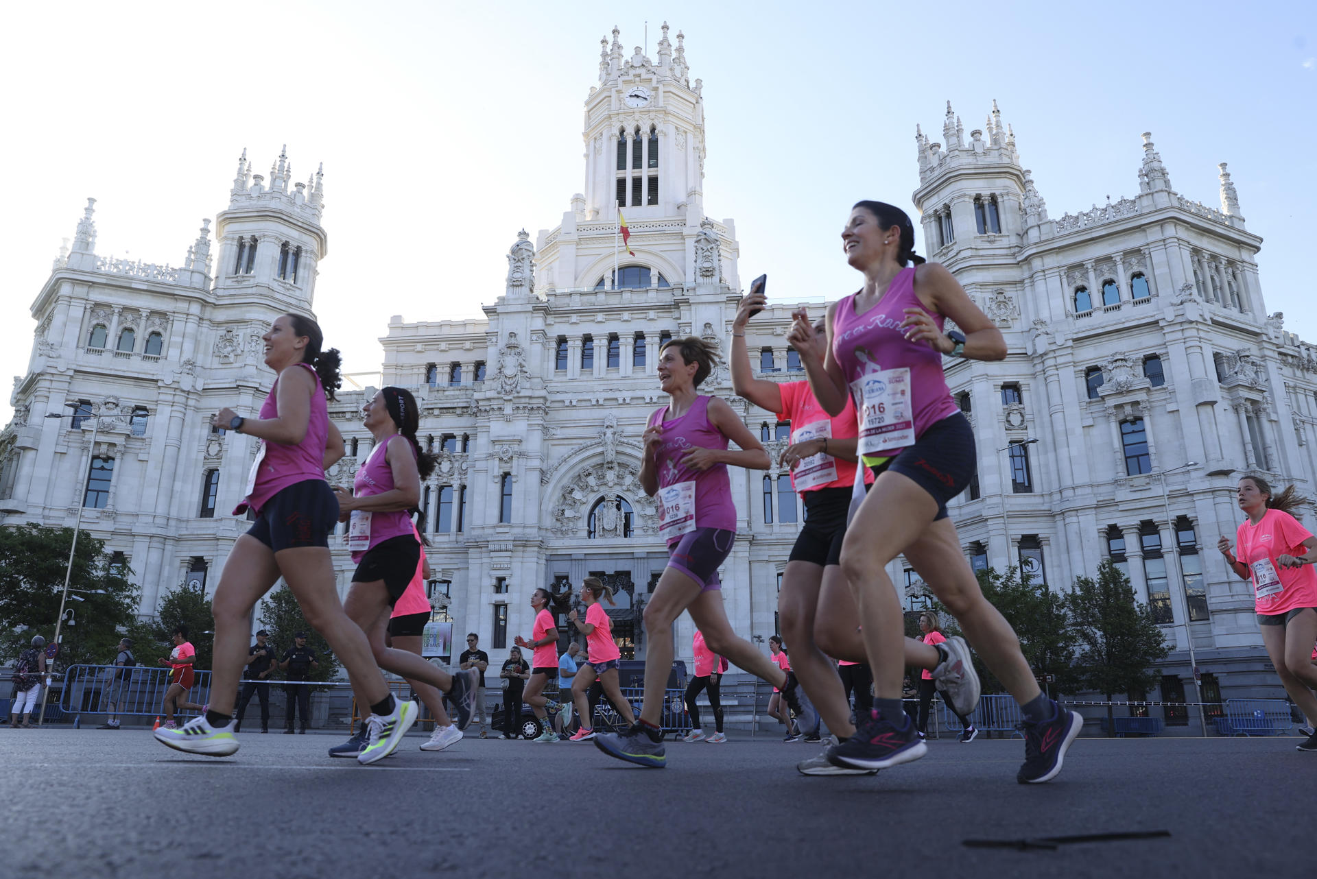 Más de 30.000 corredoras participan en la Carrera de la Mujer, que pretende ayudar a visibilizar la lucha contra la violencia doméstica y que se celebra coincidiendo con el Día de la Madre. EFE/ Kiko Huesca
