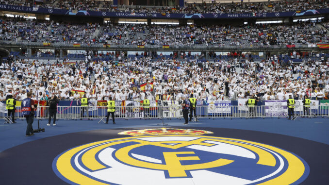 Aficionados del Real Madrid en la grada del estadio de Francia en Saint-Denis en una foto de archivo.- EFE / Juanjo Martín
