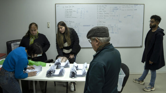 Los vocales de una mesa de votación fueron registrados este domingo, 7 de mayo, al terminar de contar los votos, durante el escrutinio de las elecciones del Consejo Constitucional 2023, en Viña del Mar Chile). EFE/Adriana Thomasa
