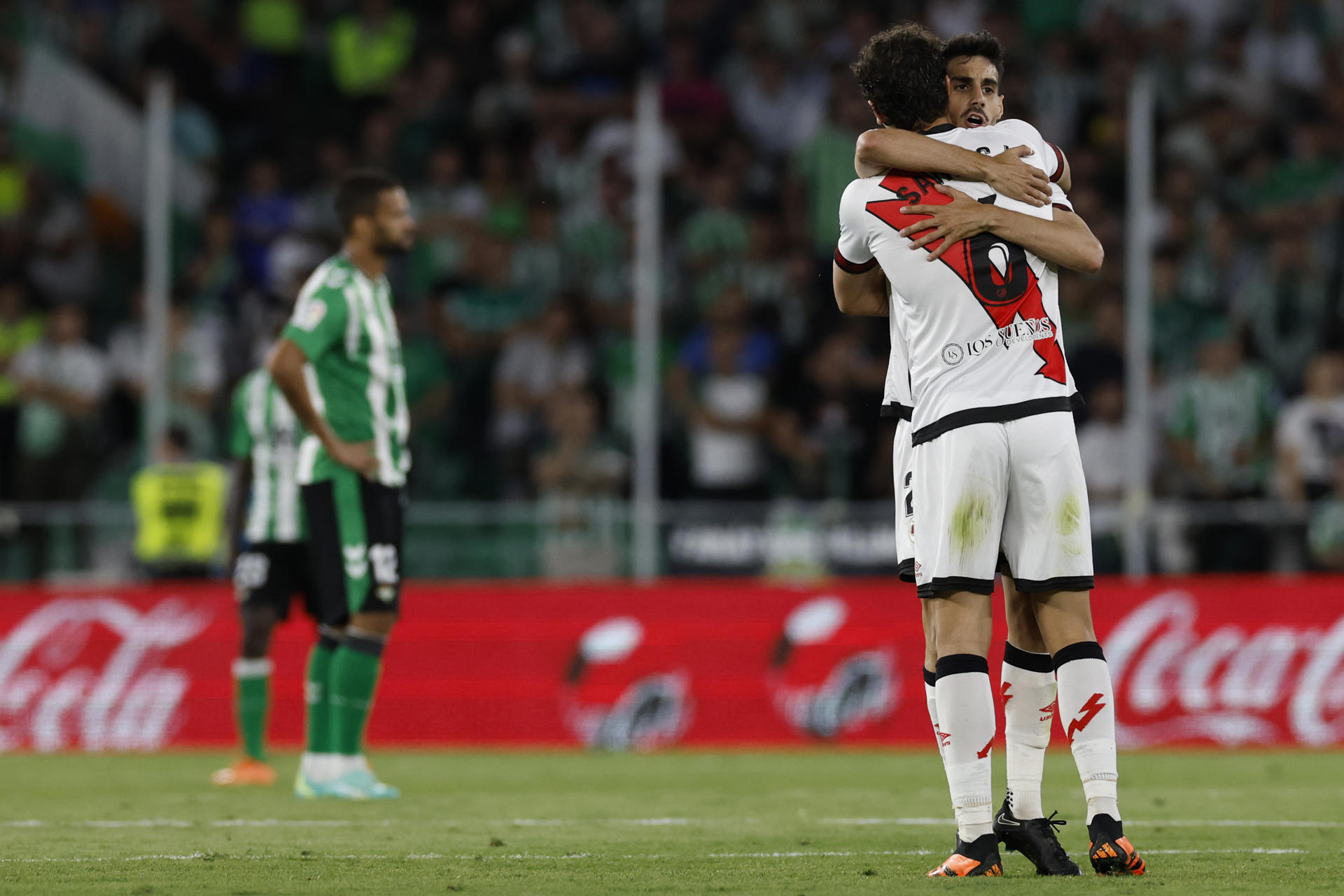 Santiago Comesaña (d), del Rayo Vallecano, celebra con Óscar el 2-1 durante el encuentro correspondiente a la jornada 34 de primera división disputado en el estadio Benito Villamarín de Sevilla. EFE/Julio Muñoz.
