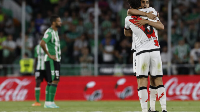 Santiago Comesaña (d), del Rayo Vallecano, celebra con Óscar el 2-1 durante el encuentro correspondiente a la jornada 34 de primera división disputado hoy lunes en el estadio Benito Villamarín de Sevilla. EFE/Julio Muñoz. EFE/ JULIO MUNOZ
