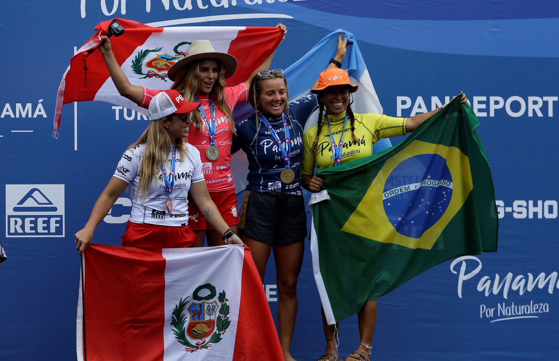 Lucia Cosoleto, de Argentina, Vania Torres, de Perú, y Alin Adisaka, de Brasil, posan con las medallas otorgadas en el cierre del Panamericano de Surf, hoy en la playa de Santa Catalina (Panamá). EFE/ Carlos Lemos
