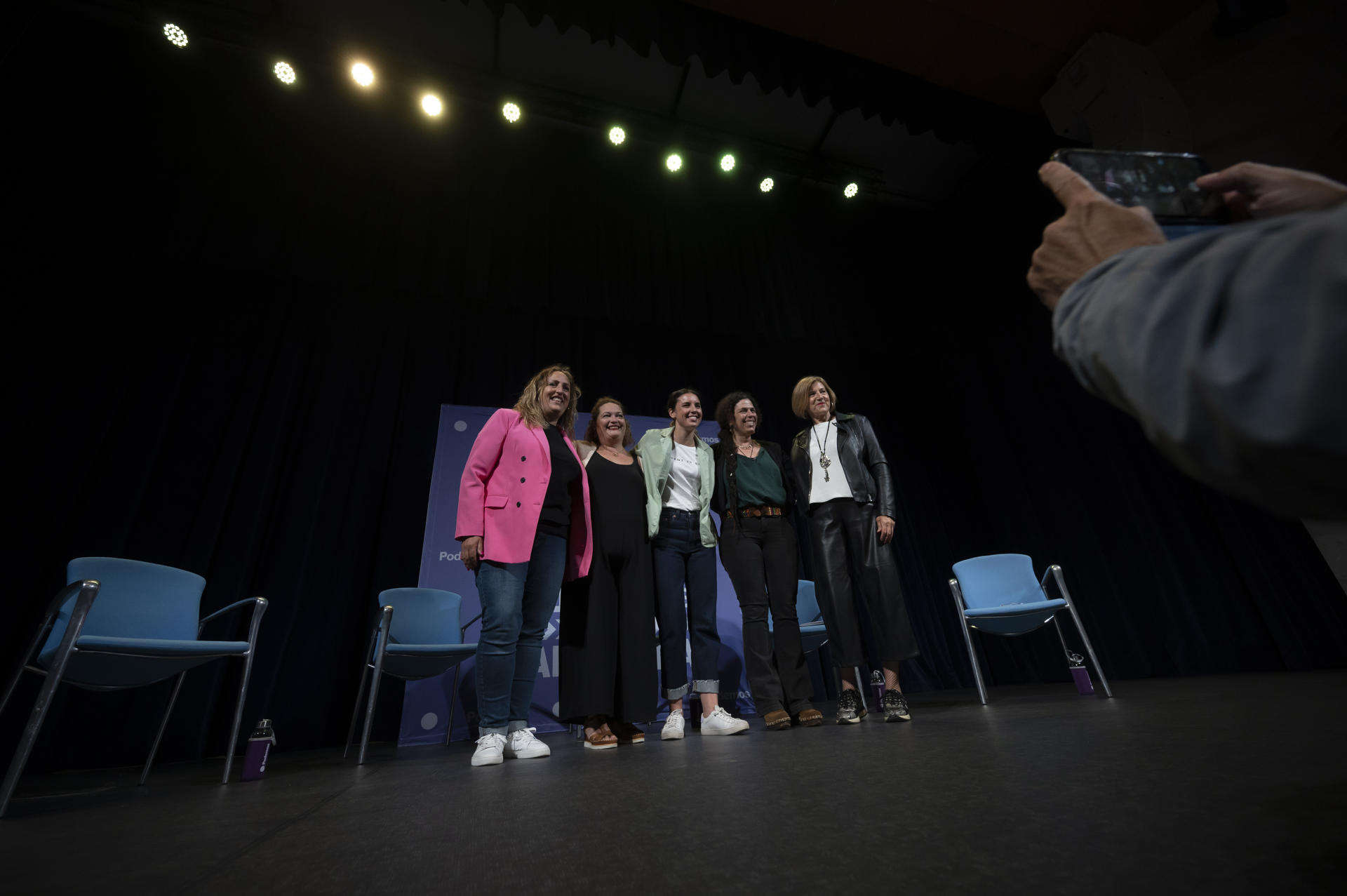 La ministra de Igualdad, Irene Montero (c), durante un acto de campaña con la candidata de Podemos-IU a la Presidencia de Cantabria, Mónica Rodero (2d), y otras integrantes de las listas de la coalición Carmen Martín (i), Mercedes González (2i)y Charo Quintana (d), este jueves en Santander. EFE/Pedro Puente Hoyos
