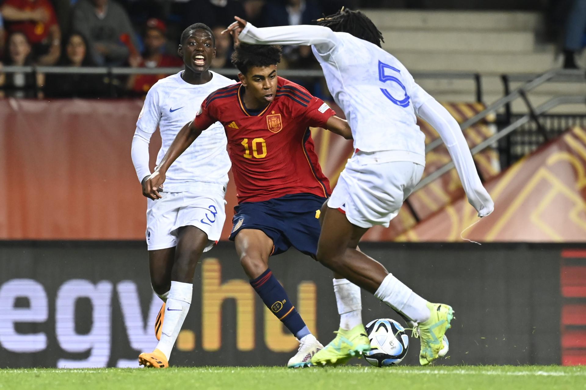 Lamine Yamal de España en acción contra Nhoa Sangui y Bastien Meupiyou de Francia durante el partido de fútbol semifinal de la Copa Mundial Sub-17 de la UEFA entre España y Francia en Felcsut, Hungría. EFE/EPA/Tamas Kovacs HUNGRÍA FUERA
