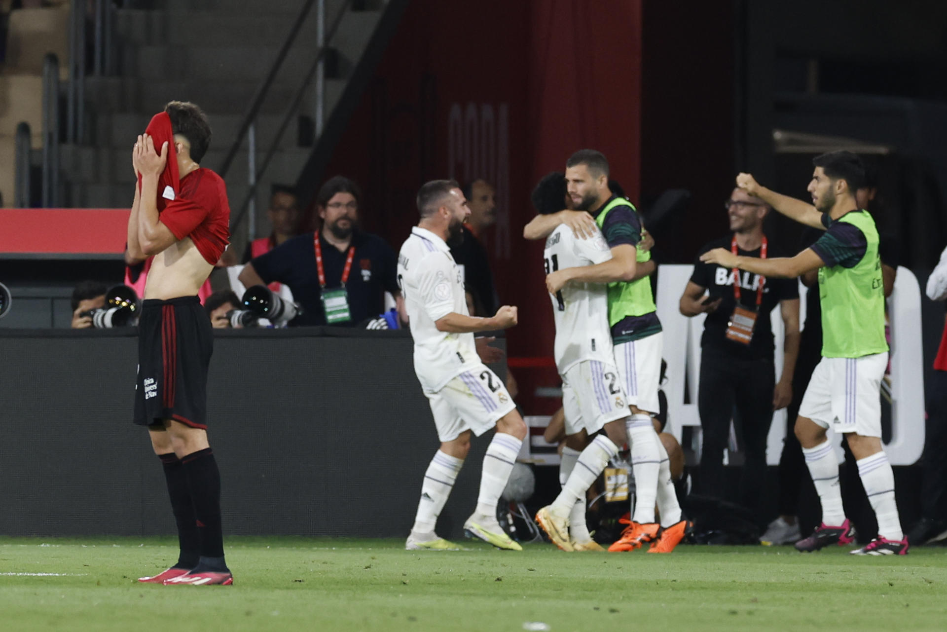 Los jugadores Real Madrid celebran el segundo gol del equipo madridista durante el encuentro correspondiente a la final de la Copa del Rey que disputaron frente a Osasuna en el estadio La Cartuja de Sevilla. EFE/Julio Muñoz.
