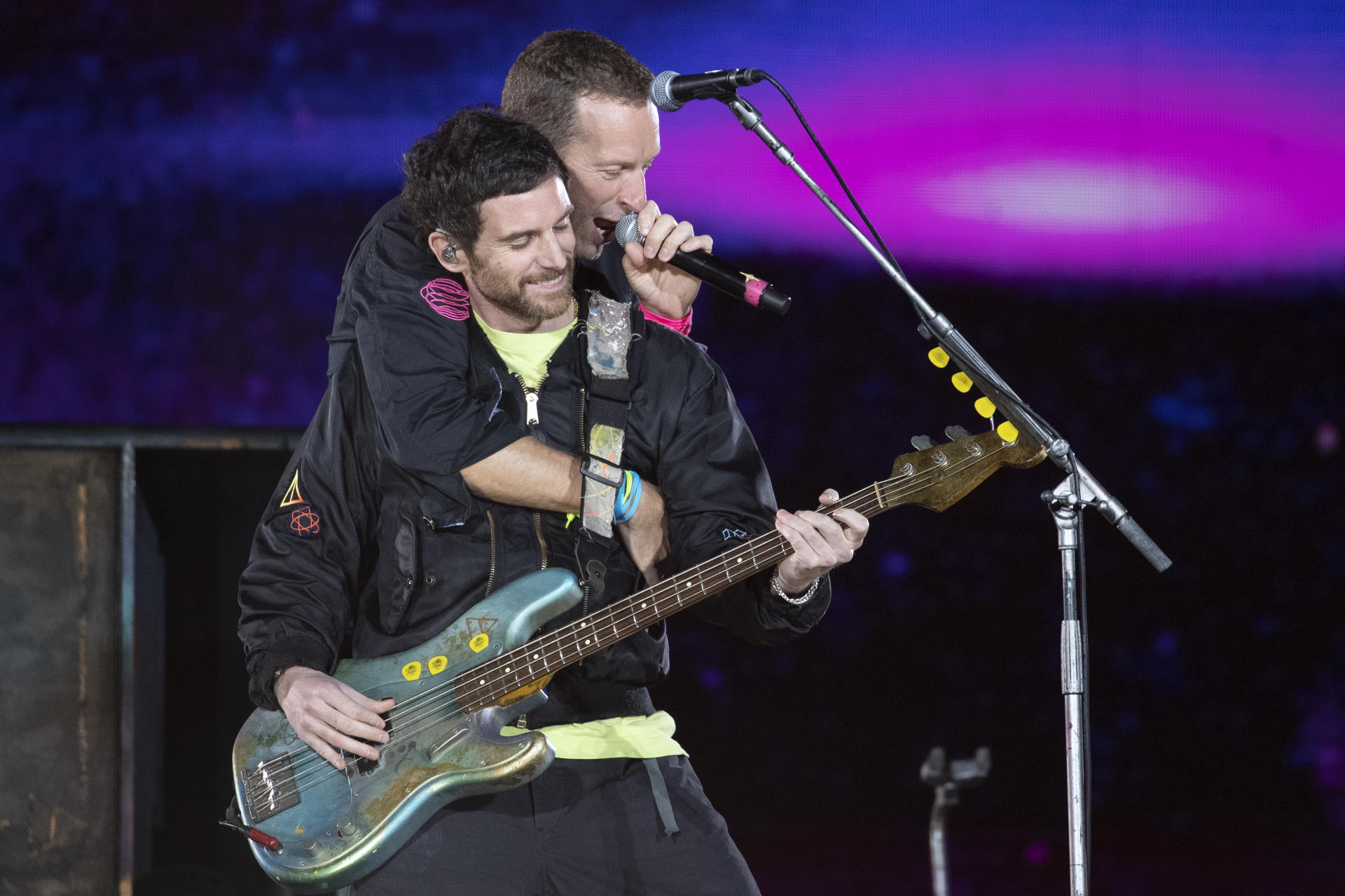 El cantante de la banda británica, Coldplay, Chris Martin (i), durante el concierto que han ofrecido este miércoles en el Estadio Olímpico de Barcelona, incluido en su gira internacional "Music of the Spheres World Tour". EFE/Marta Pérez.

