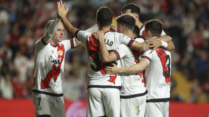 Los jugadores del Rayo celebran el gol de Sergio Pérez Camello, durante el partido de la jornada 33 de LaLiga que Rayo Vallecano y Real Valladolid disputaron en el estadio de Vallecas, en Madrid. EFE/ Kiko Huesca
