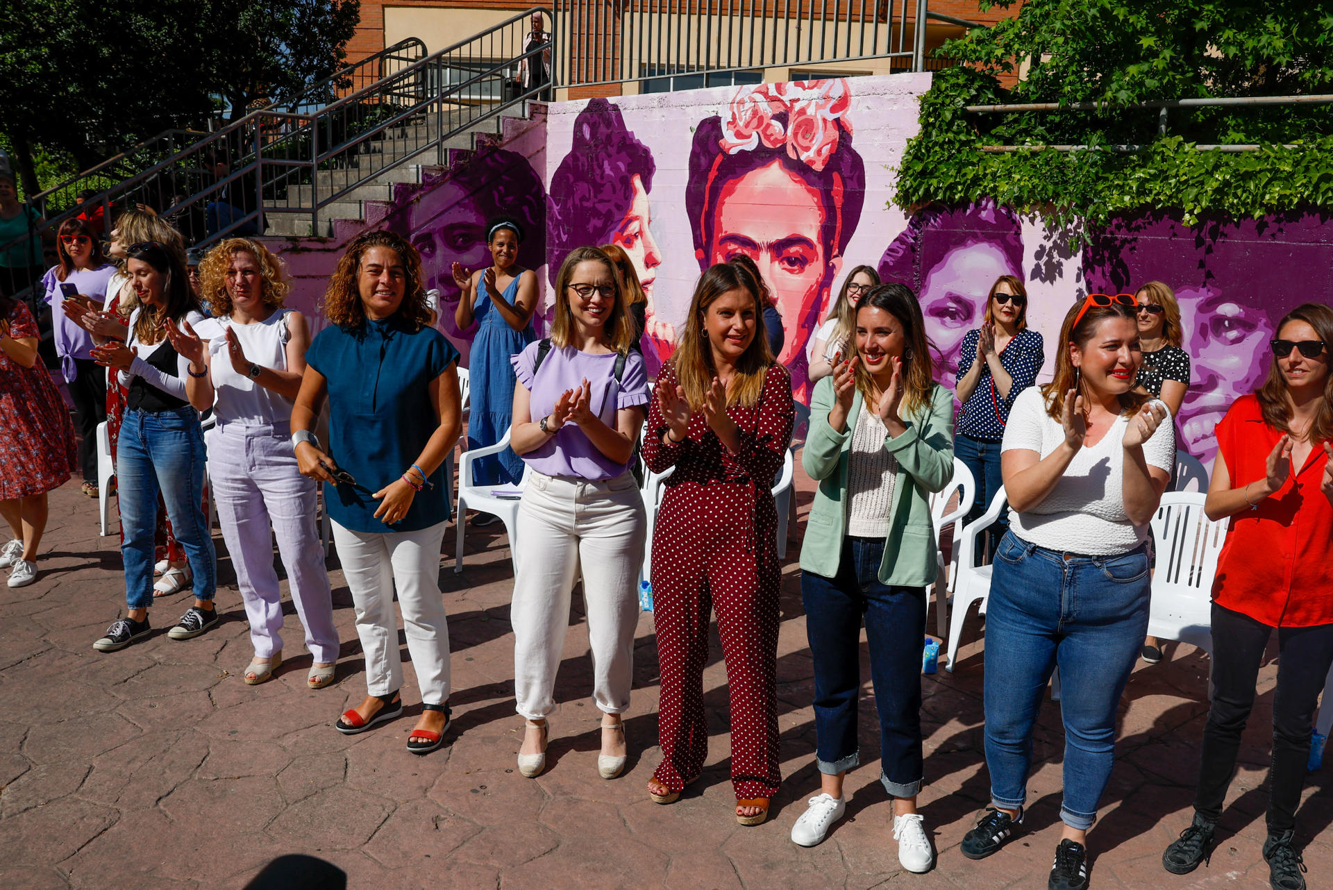 La ministra de Igualdad, Irene Montero (3d), la candidata de Podemos-IU-AV a la Presidencia de la Comunidad de Madrid, Alejandra Jacinto (4d), y otras candidatas municipales de Podemos participan en el acto 'Valentía y feminismo para transformar" celebrado este viernes en la localidad madrileña de Getafe. EFE/ J.J. Guillén
