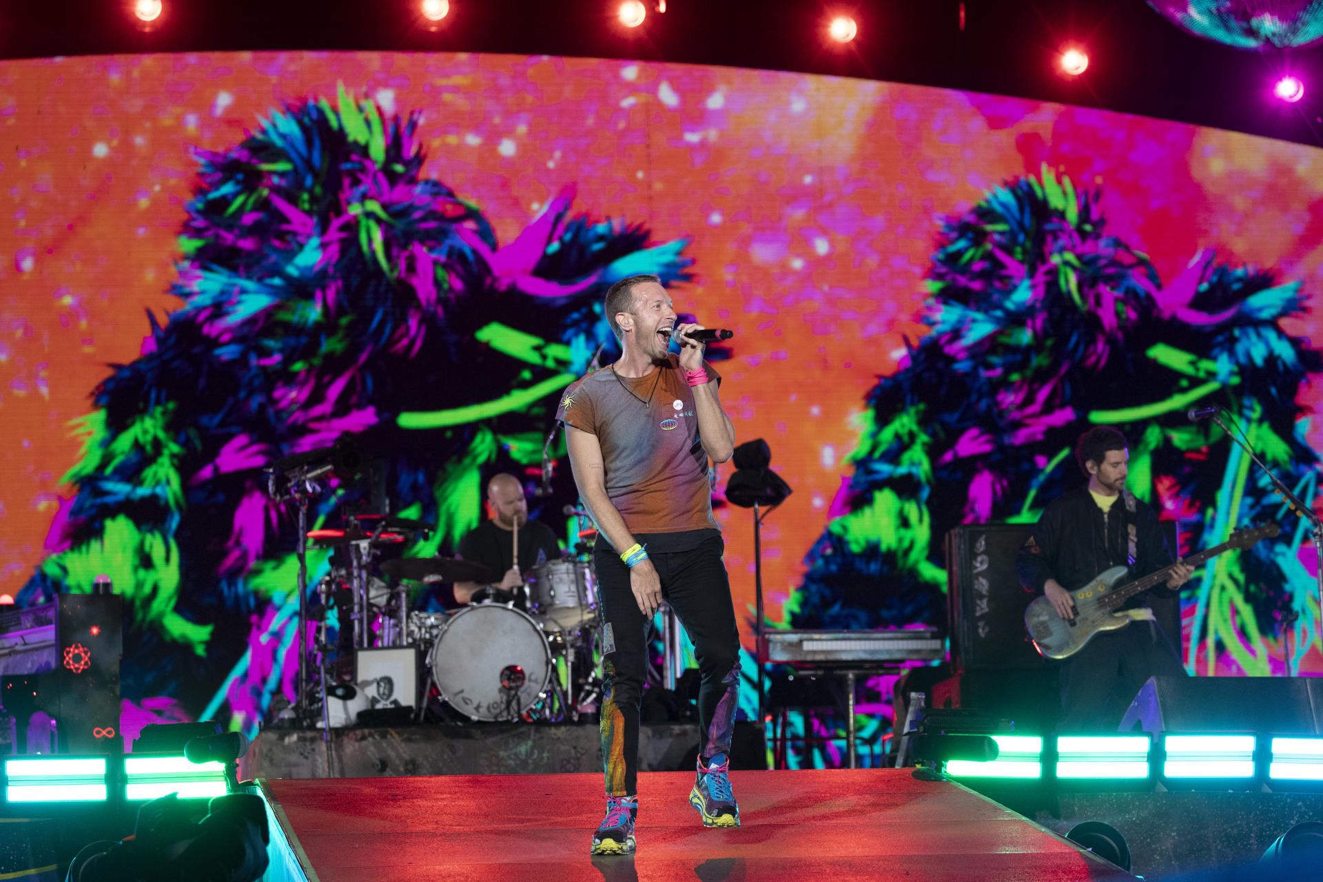 El cantante de la banda británica, Coldplay, Chris Martin, durante el concierto que han ofrecido este miércoles en el Estadio Olímpico de Barcelona, incluido en su gira internacional "Music of the Spheres World Tour". EFE/Marta Pérez.
