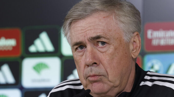 El entrenador del Real Madrid, Carlo Ancelotti, da una rueda de prensa tras dirigir un entrenamiento del equipo en Valdebebas para preparar su partido de la 37ª jornada de LaLiga Santander contra el Sevilla. EFE/ J.J. Guillén
