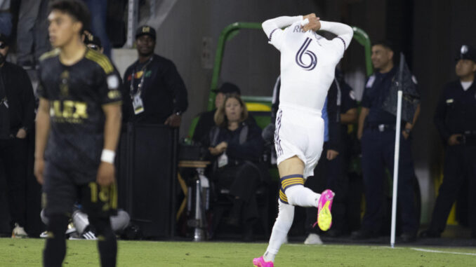 Riqui Puig del Los Ángeles Galaxy celebra tras anotar contra el LAFC, durante un partido por la Copa EE.UU. en el estadio Bank of California en Los Ángeles, California (Estados Unidos). EFE/ARMANDO ARORIZO
