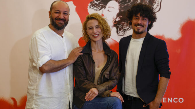 El bailaor y Premio Nacional de Danza, Jesús Carmona (d), la cantaora Rocío Segura (c) y el director musical y compositor Óscar de Manuel (i) posan durante la presentación de 'Carmen. El Musical Flamenco' durante un acto celebrado en el Teatro Real en Madrid este martes. EFE/J.J.Guillén
