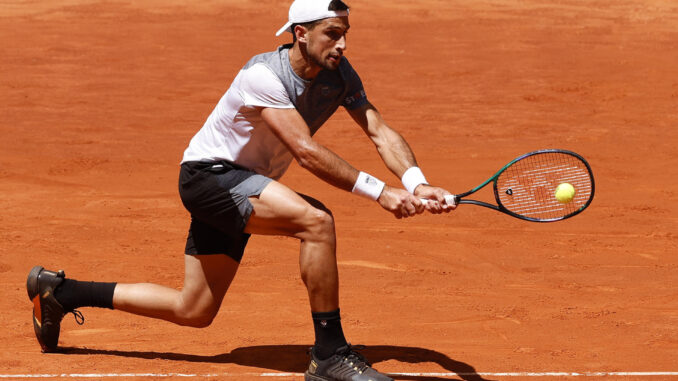 El tenista argentino Pedro Cachín golpea la bola contra el estadounidense Frances Tiafoe durante el partido de dieciseisavos de final que les enfrentó en el Mutua Madrid Open de tenis que se celebra en la Caja Mágica en Madrid. EFE/Chema Moya
